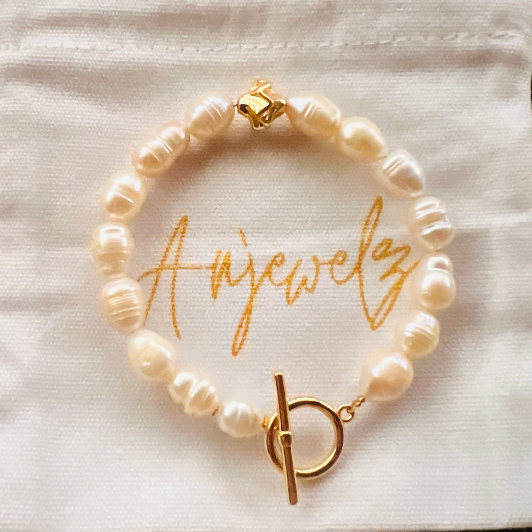 Pearl clasp bracelet