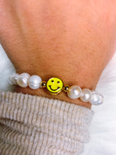 Load image into Gallery viewer, Smiley pearl bracelet
