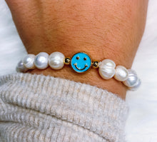 Load image into Gallery viewer, Smiley pearl bracelet
